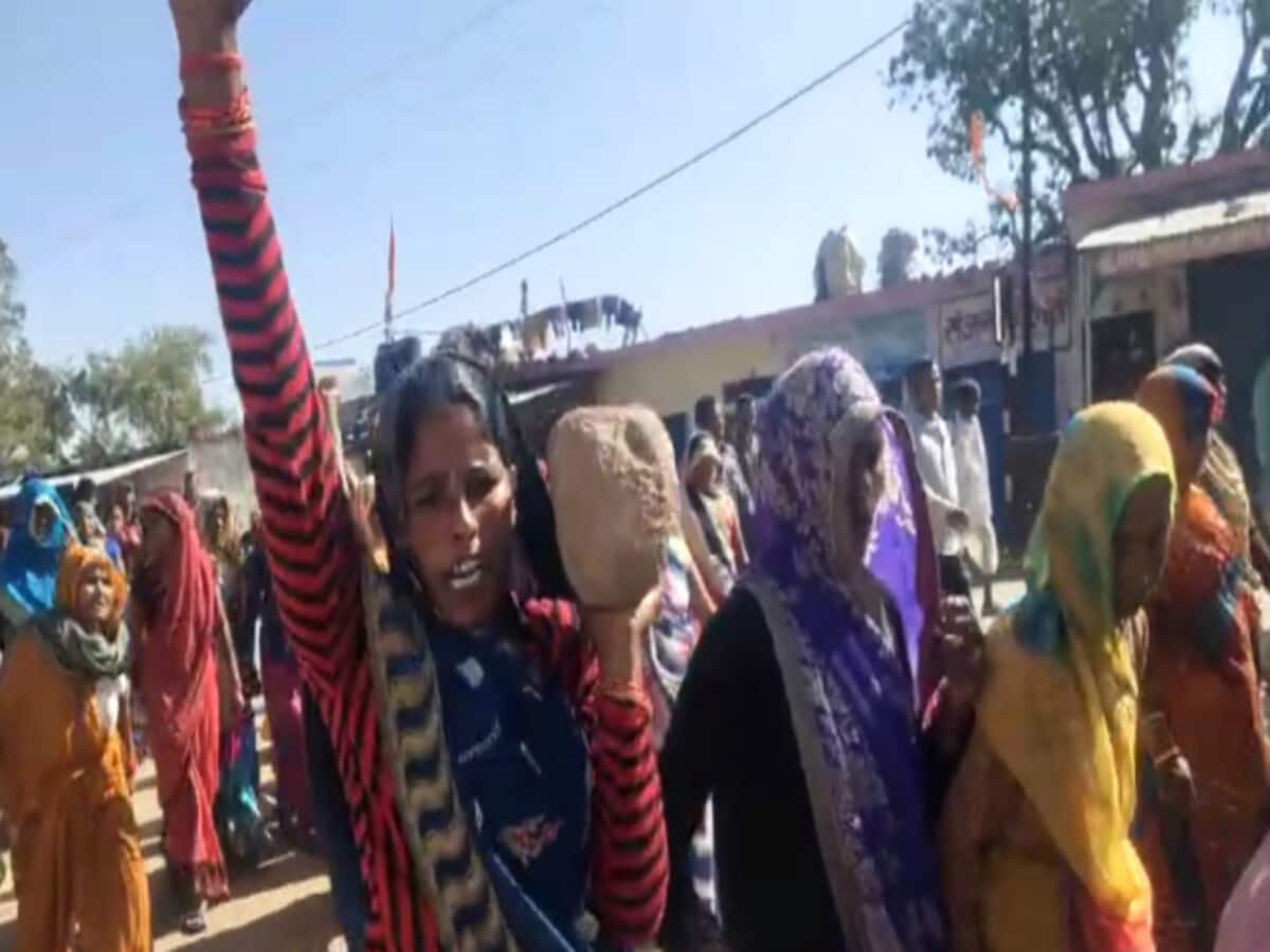BSP नेता महेंद्र गुप्ता की हत्या के बाद समर्थकों का बवाल, पुलिस पर पथराव, सामने आई हत्या की वजह BSP नेता महेंद्र गुप्ता की हत्या के बाद समर्थकों का बवाल, पुलिस पर पथराव, सामने आई हत्या की वजह
