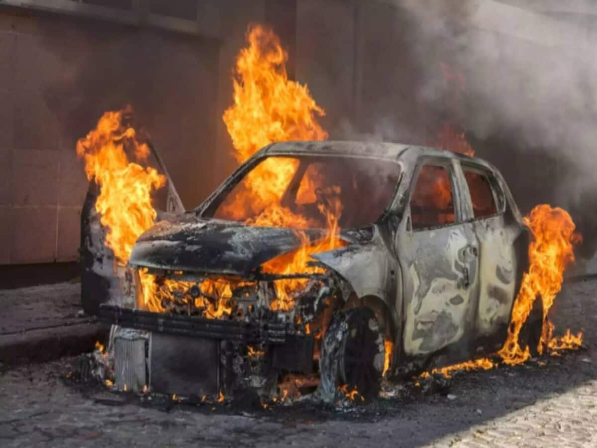 Angry lover burnt girlfriend car due to engagement CCTV revealed said Revenge for betrayal with fire – सगाई होने से नाराज प्रेमी ने जला दी प्रेमिका की कार, CCTV से हुआ खुलासा, बोला Angry lover burnt girlfriend car due to engagement CCTV revealed said Revenge for betrayal with fire – सगाई होने से नाराज प्रेमी ने जला दी प्रेमिका की कार, CCTV से हुआ खुलासा, बोला