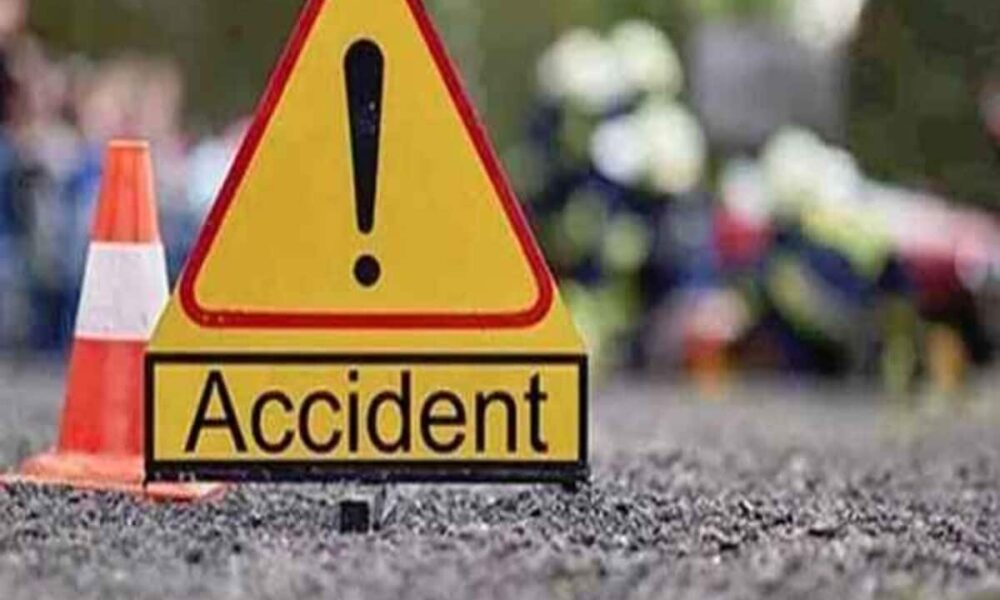 दूदू में बेकाबू कार सड़क किनारे खड़े ट्रक में घुसी, हादसे में 4 लोगों की मौत