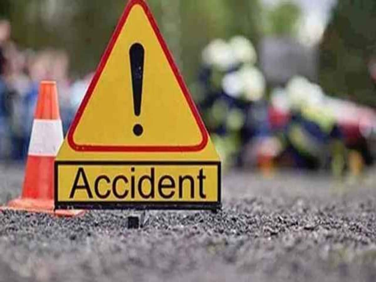 दूदू में बेकाबू कार सड़क किनारे खड़े ट्रक में घुसी, हादसे में 4 लोगों की मौत दूदू में बेकाबू कार सड़क किनारे खड़े ट्रक में घुसी, हादसे में 4 लोगों की मौत