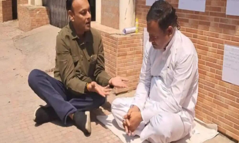 विधायक को लोकसभा का टिकट मिलने से नाराज कांग्रेसी नेता बैठा धरने पर, कांग्रेस भवन के बाहर जमीन में मौन प्रदर्शन