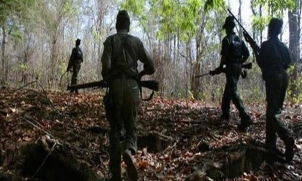 बातचीत की पेशकश के बीच नक्सलियों के ताबड़तोड़ हमले, भाजपा नेता के बाद पुलिसवाले के भाई को मार डाला