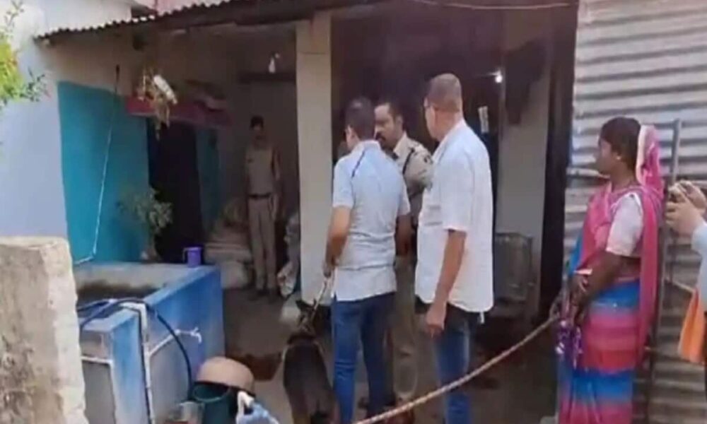 घर पर अकेली दादी और पोती की कुल्हाड़ी से काटकर हत्या, लड़की के बांध दिए थे पैर, अलग कमरे में मिली लाश