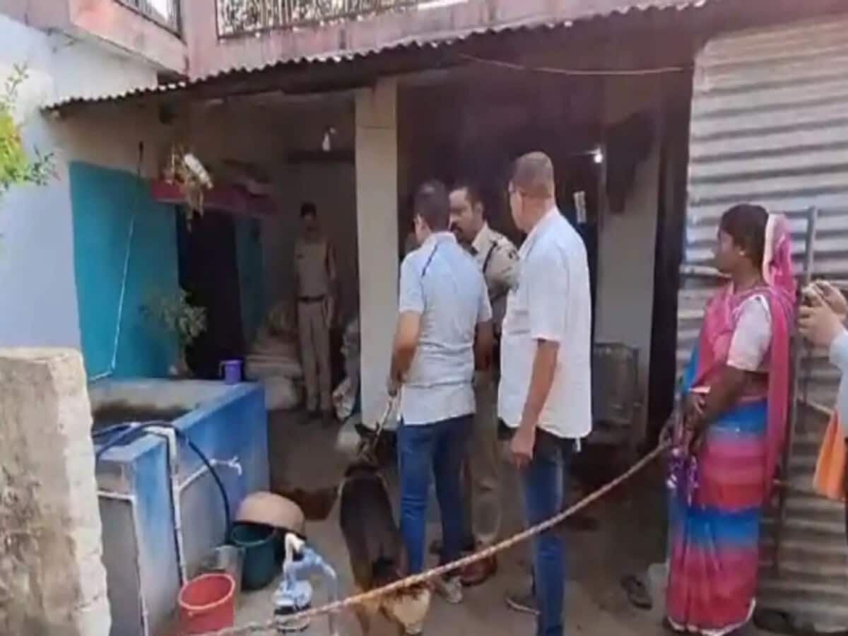 घर पर अकेली दादी और पोती की कुल्हाड़ी से काटकर हत्या, लड़की के बांध दिए थे पैर, अलग कमरे में मिली लाश घर पर अकेली दादी और पोती की कुल्हाड़ी से काटकर हत्या, लड़की के बांध दिए थे पैर, अलग कमरे में मिली लाश