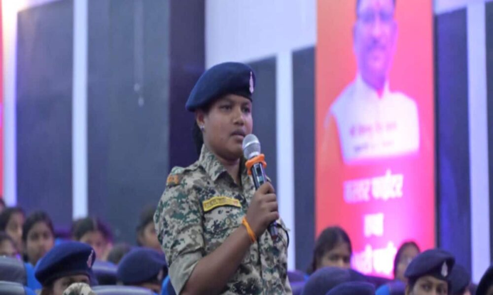 बस्तर में मुख्यमंत्री साय ने बस्तर फाइटर्स से सुनी वीरगाथाएं, सीएम ने दंतेश्वरी शक्ति केंद्र बनाने की घोषणा की, बोले– महिला शक्ति के मध्य आना सौभाग्य की बात
