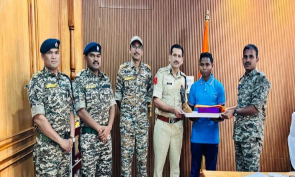 छत्तीसगढ़ में बड़ी कामयाबी, 8 लाख के इनामी खूंंखार नक्सली ने कर दिया सरेंडर