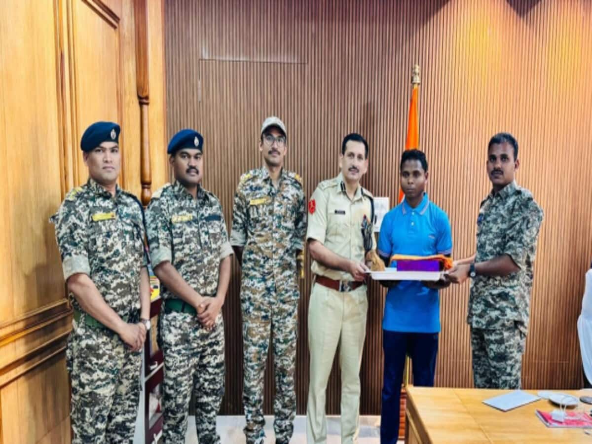 छत्तीसगढ़ में बड़ी कामयाबी, 8 लाख के इनामी खूंंखार नक्सली ने कर दिया सरेंडर छत्तीसगढ़ में बड़ी कामयाबी, 8 लाख के इनामी खूंंखार नक्सली ने कर दिया सरेंडर