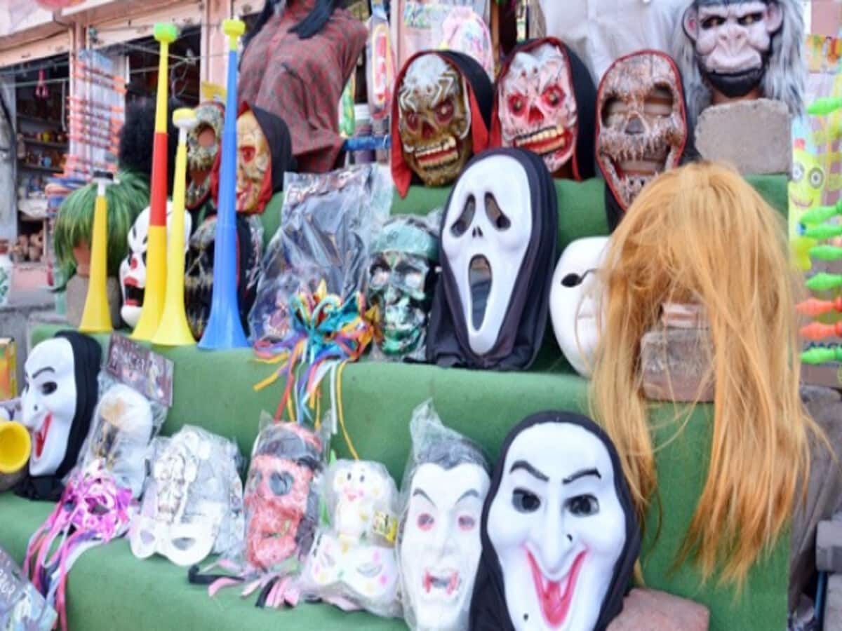 Those who roam around wearing masks on the day of Holi no the police will treat them as criminals and beat them if they break the rules Those who roam around wearing masks on the day of Holi no the police will treat them as criminals and beat them if they break the rules