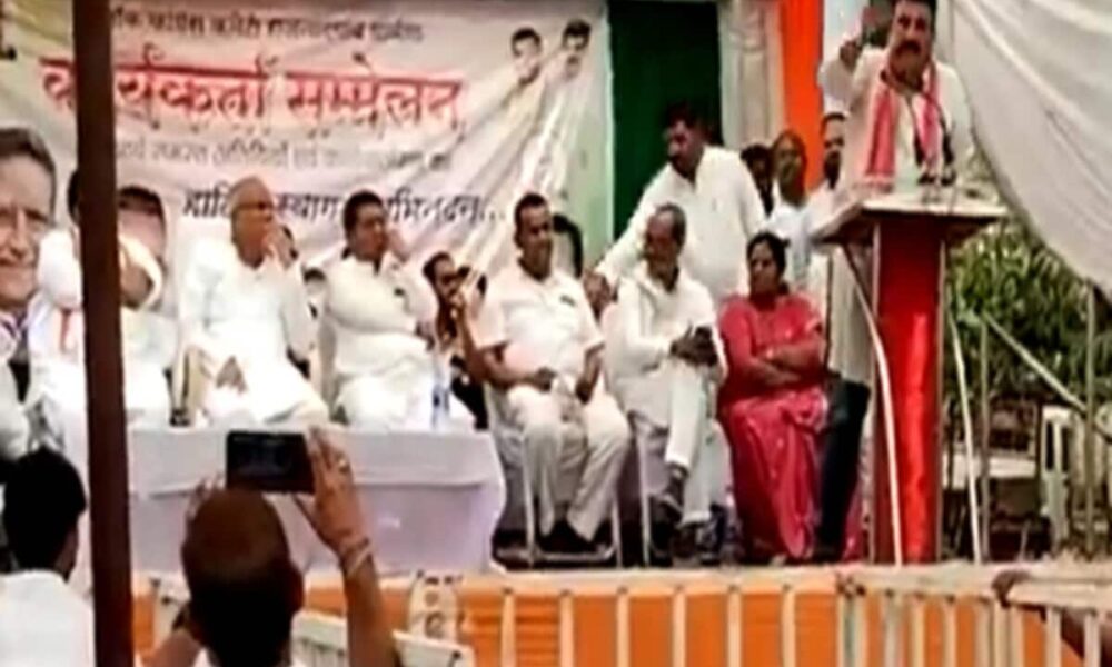 अपनी सीट पर प्रचार के लिए पहुंचे थे बघेल, मंच पर माइक पकड़ अपने ही नेता ने सुना डाला