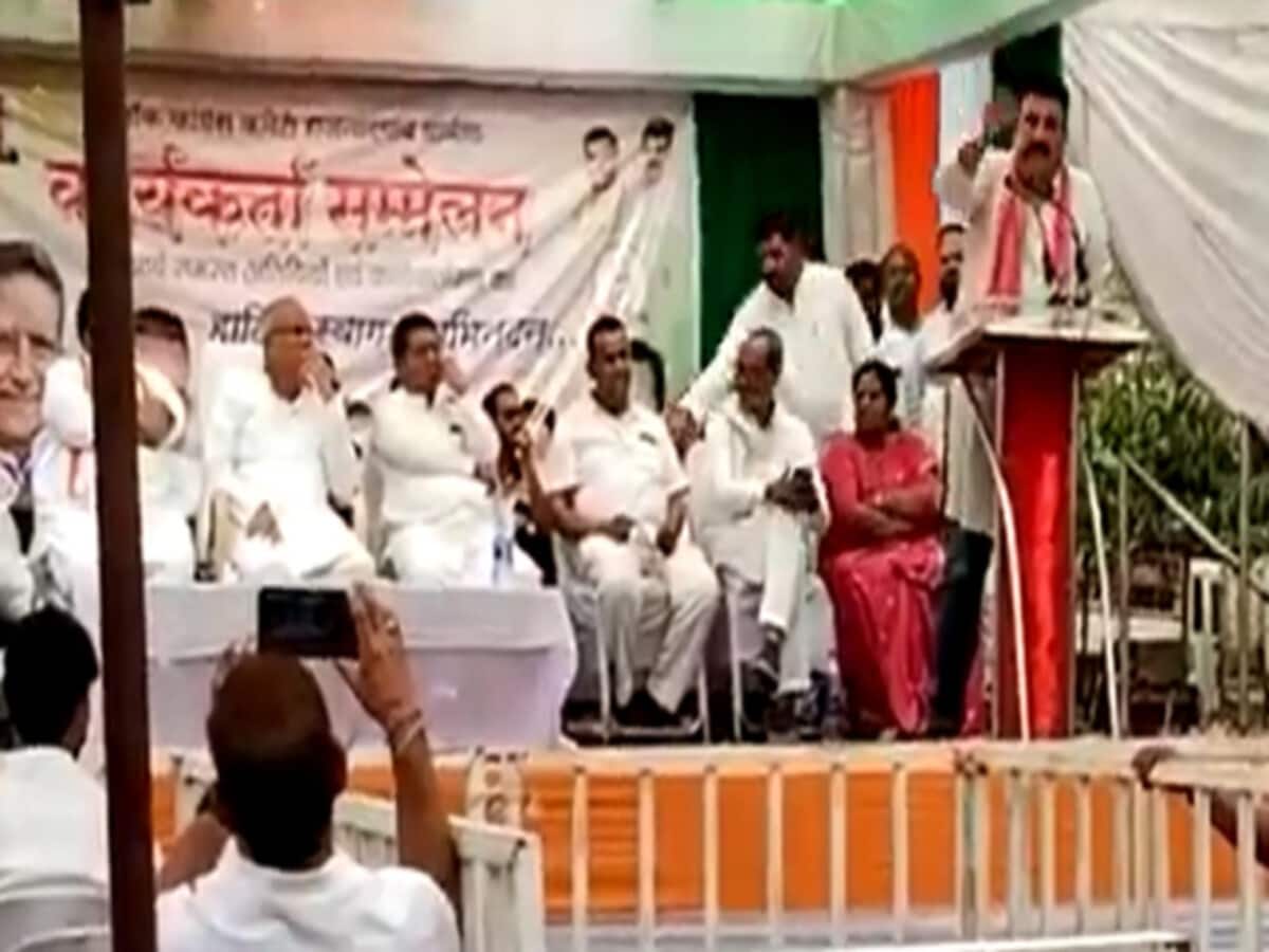 अपनी सीट पर प्रचार के लिए पहुंचे थे बघेल, मंच पर माइक पकड़ अपने ही नेता ने सुना डाला अपनी सीट पर प्रचार के लिए पहुंचे थे बघेल, मंच पर माइक पकड़ अपने ही नेता ने सुना डाला