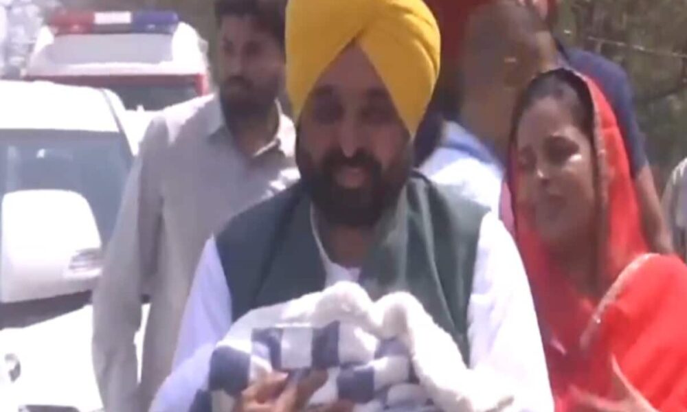 Chief Minister Bhagwant Mann Reached home carrying his daughter in his lap also revealed the name