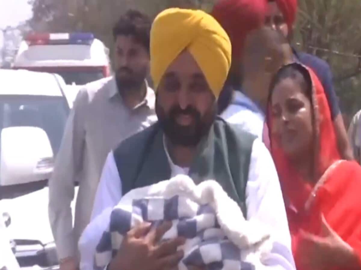 Chief Minister Bhagwant Mann Reached home carrying his daughter in his lap also revealed the name Chief Minister Bhagwant Mann Reached home carrying his daughter in his lap also revealed the name