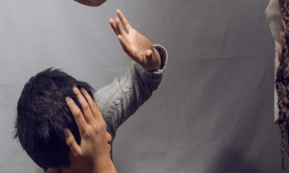 मुंह बंद रखना नहीं तो फेल कर दूंगा, डरा धमका कर सुनसान गली में ले गया टीचर और फिर…
