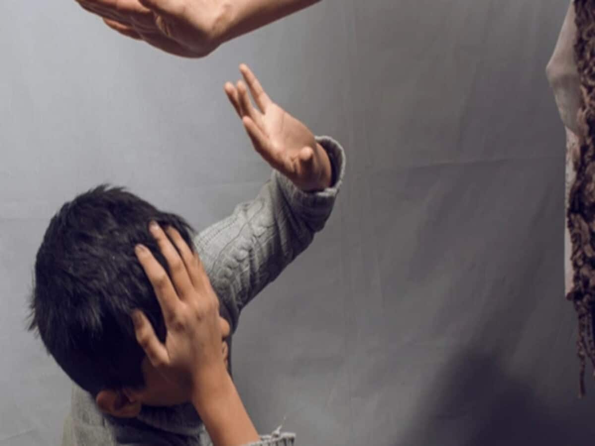 मुंह बंद रखना नहीं तो फेल कर दूंगा, डरा धमका कर सुनसान गली में ले गया टीचर और फिर… मुंह बंद रखना नहीं तो फेल कर दूंगा, डरा धमका कर सुनसान गली में ले गया टीचर और फिर…