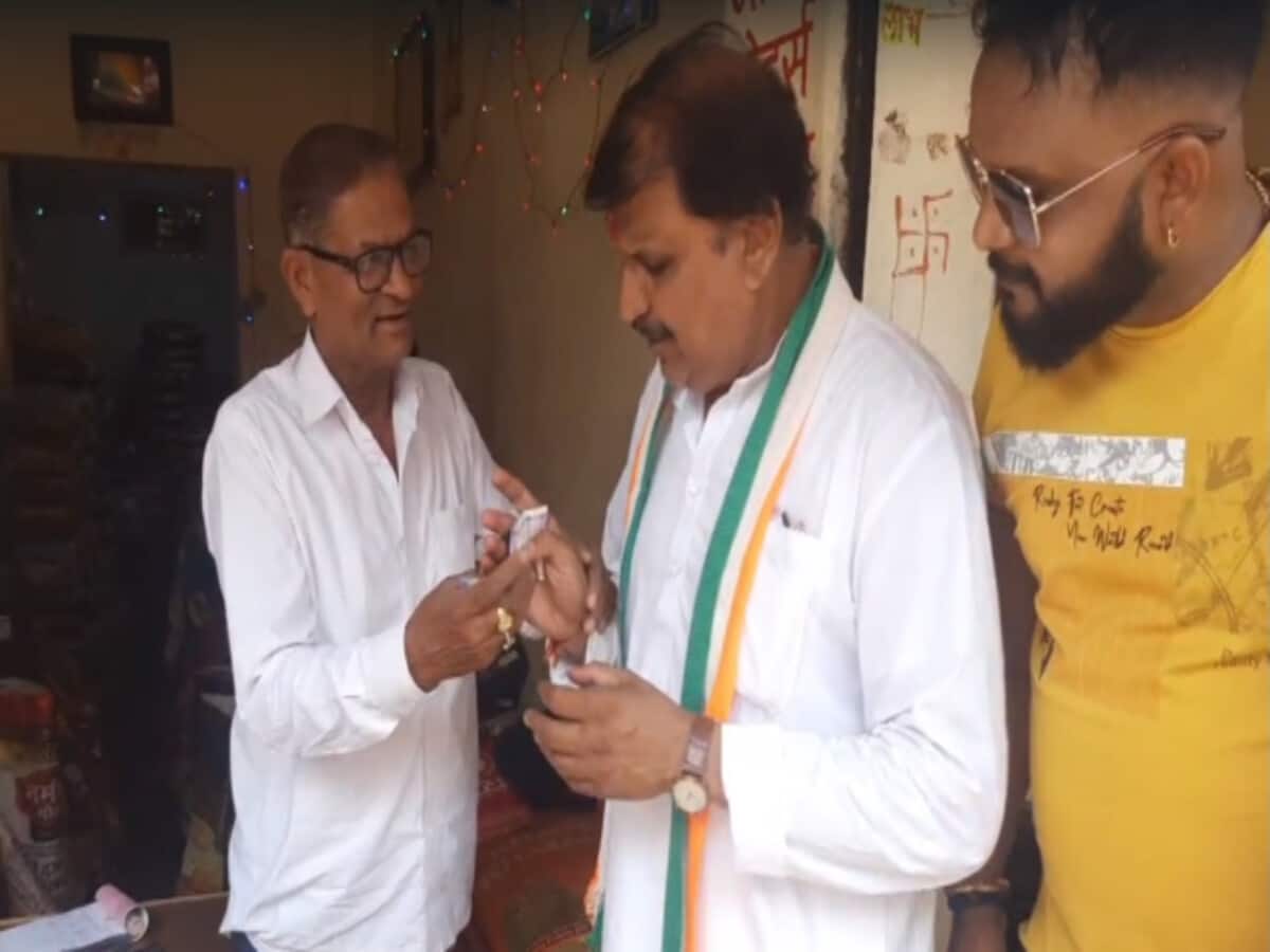 वोट के साथ नोट भी दो… एमपी में कांग्रेस प्रत्याशी लोगों से मांग रहे पैसे, देखें वायरल वीडियो वोट के साथ नोट भी दो… एमपी में कांग्रेस प्रत्याशी लोगों से मांग रहे पैसे, देखें वायरल वीडियो