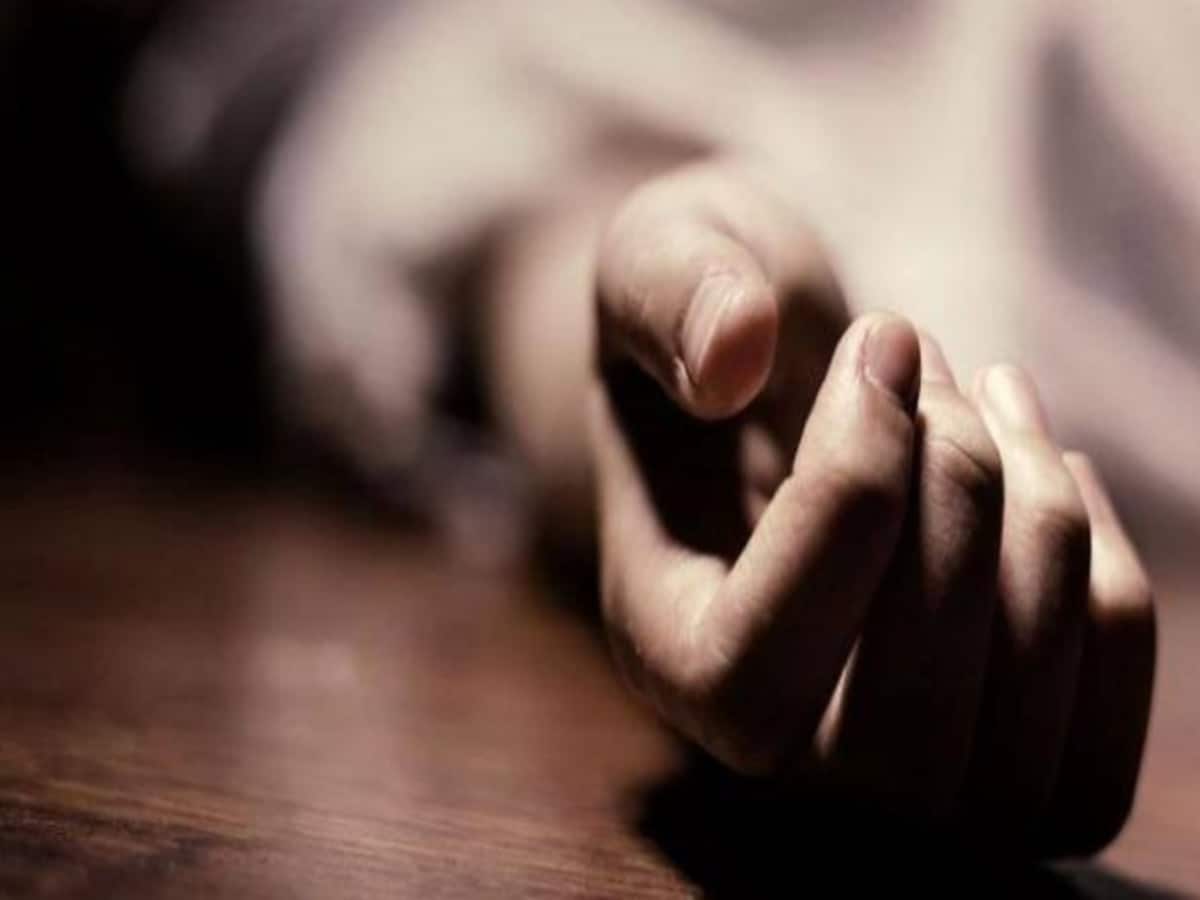 तीन मासूम बेटियों को फंदे से लटका दिया, फिर खुद भी लगा ली फांसी; एक मां क्यों इतनी मजबूर तीन मासूम बेटियों को फंदे से लटका दिया, फिर खुद भी लगा ली फांसी; एक मां क्यों इतनी मजबूर