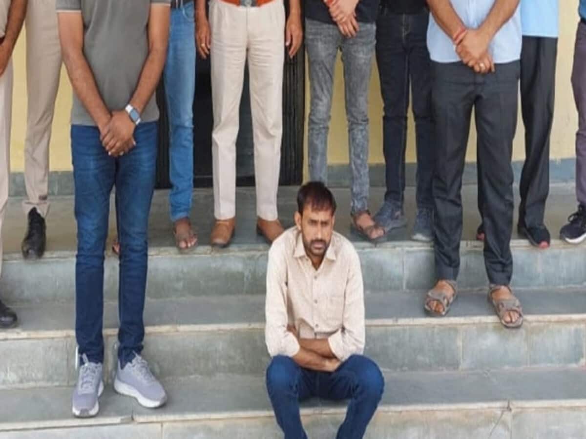 Dausa News: कांस्टेबल संजय गुर्जर हत्याकांड, 3 साल से फरार इनामी बदमाश अरेस्ट Dausa News: कांस्टेबल संजय गुर्जर हत्याकांड, 3 साल से फरार इनामी बदमाश अरेस्ट