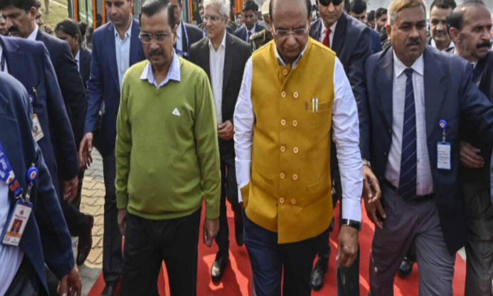 केजरीवाल सरकार और एलजी के बीच फिर क्यों शुरू हुआ शक्ति पर संग्राम, SC ने केंद्र सरकार को भेजा नोटिस