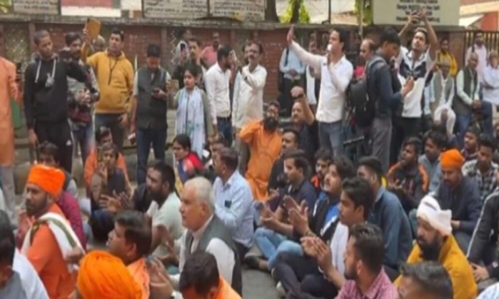 दिल्ली में नमाज विवाद पर बढ़ा तनाव, अब सड़क पर हनुमान चालीसा; लात मारने वाले SI तोमर का समर्थन