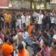 दिल्ली में नमाज विवाद पर बढ़ा तनाव, अब सड़क पर हनुमान चालीसा; लात मारने वाले SI तोमर का समर्थन