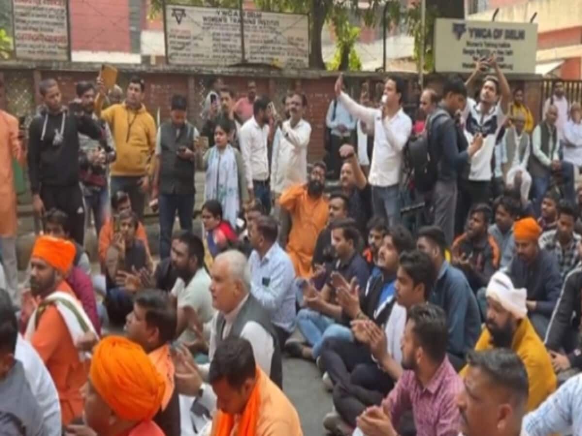 दिल्ली में नमाज विवाद पर बढ़ा तनाव, अब सड़क पर हनुमान चालीसा; लात मारने वाले SI तोमर का समर्थन दिल्ली में नमाज विवाद पर बढ़ा तनाव, अब सड़क पर हनुमान चालीसा; लात मारने वाले SI तोमर का समर्थन