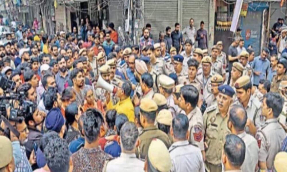 दिल्ली में सांप्रदायिक तनाव, एक टीचर की गंदी करतूत से होली पर बिगड़ा माहौल; तोड़फोड़