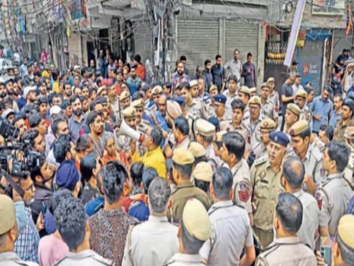 दिल्ली में सांप्रदायिक तनाव, एक टीचर की गंदी करतूत से होली पर बिगड़ा माहौल; तोड़फोड़ दिल्ली में सांप्रदायिक तनाव, एक टीचर की गंदी करतूत से होली पर बिगड़ा माहौल; तोड़फोड़
