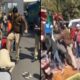 दिल्ली में नमाजियों को लात मारने वाले सब इंस्पेक्टर मनोज तोमर के समर्थन में क्यों उतर रहे लोग?