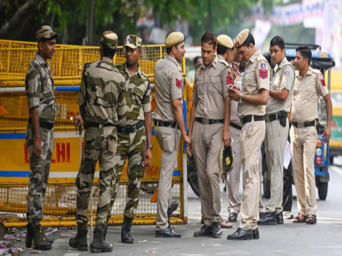 Delhi Traffic Advisory : दिल्ली में आज भूलकर भी इन रास्तों पर न निकलें, भीषण जाम से बचने को पढ़ लें ट्रैफिक एडवाइजरी Delhi Traffic Advisory : दिल्ली में आज भूलकर भी इन रास्तों पर न निकलें, भीषण जाम से बचने को पढ़ लें ट्रैफिक एडवाइजरी