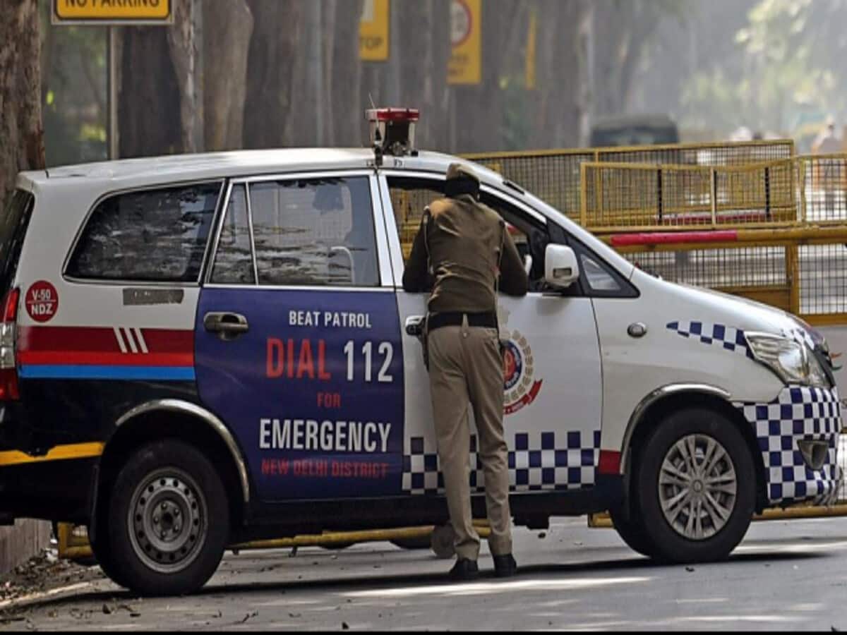 दिल्ली पुलिस ने बुराड़ी में गोदाम पर मारा छापा, दो गायें और बछड़ा बरामद, एक गिरफ्तार दिल्ली पुलिस ने बुराड़ी में गोदाम पर मारा छापा, दो गायें और बछड़ा बरामद, एक गिरफ्तार