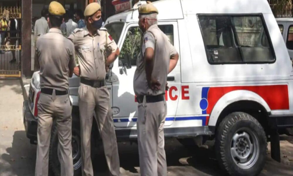 दिल्ली में स्नैचिंग नाकाम करने की कोशिश में महिला कांस्टेबल घायल, बदमाश ने दूर तक घसीटा