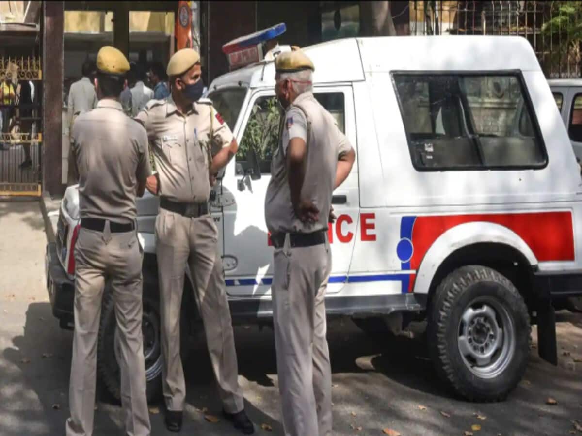 दिल्ली में स्नैचिंग नाकाम करने की कोशिश में महिला कांस्टेबल घायल, बदमाश ने दूर तक घसीटा दिल्ली में स्नैचिंग नाकाम करने की कोशिश में महिला कांस्टेबल घायल, बदमाश ने दूर तक घसीटा