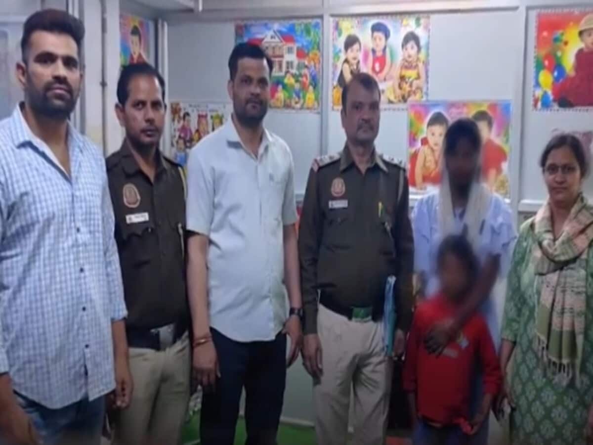 100KM तक पीछा, मंदिर-मस्जिद से अनाउंसमेंट; UP से 7 साल के बच्चे को दिल्ली पुलिस ने कैसे किया रेस्क्यू 100KM तक पीछा, मंदिर-मस्जिद से अनाउंसमेंट; UP से 7 साल के बच्चे को दिल्ली पुलिस ने कैसे किया रेस्क्यू