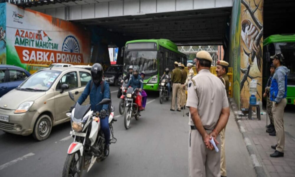 केजरीवाल के लिए AAP के प्रदर्शन की वजह से दिल्ली में बंद हैं कुछ रास्ते, मेट्रो पर भी असर