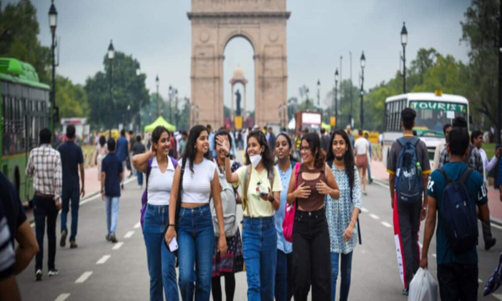 Delhi Weather : दिल्ली में अगले 3 दिन तक जारी रहेगी बादलों की आवाजाही, फिर ऐसे बदलेगा मौसम