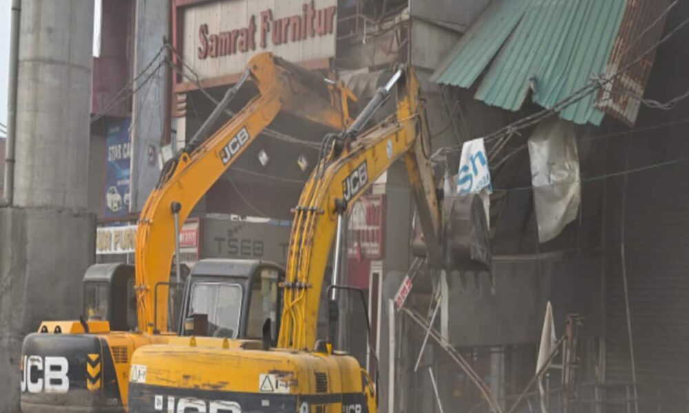 उत्तराखंड में धामी सरकार का ऐक्शन, 85 घरों पर चला बुलडोजर; क्या थी वजह?