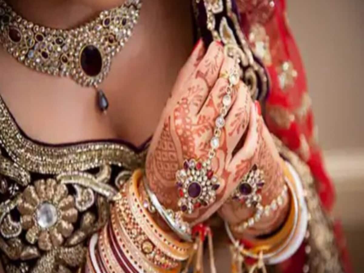 दूल्हा देख भड़क गई दुल्हन, भरी बारात में किया शादी से इनकार, मचा हंगामा और फिर.. दूल्हा देख भड़क गई दुल्हन, भरी बारात में किया शादी से इनकार, मचा हंगामा और फिर..