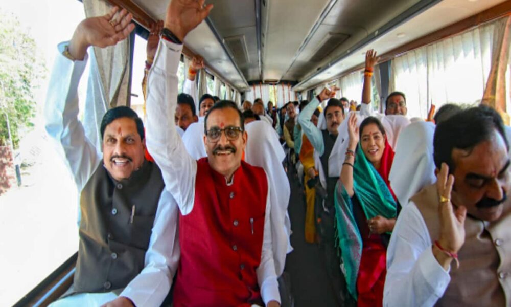 राम आएंगे; सीएम मोहन यादव के साथ पूरी कैबिनेट फ्लाइट में गाने लगी भजन, देखिए VIDEO
