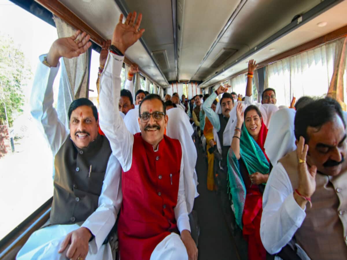 राम आएंगे; सीएम मोहन यादव के साथ पूरी कैबिनेट फ्लाइट में गाने लगी भजन, देखिए VIDEO राम आएंगे; सीएम मोहन यादव के साथ पूरी कैबिनेट फ्लाइट में गाने लगी भजन, देखिए VIDEO