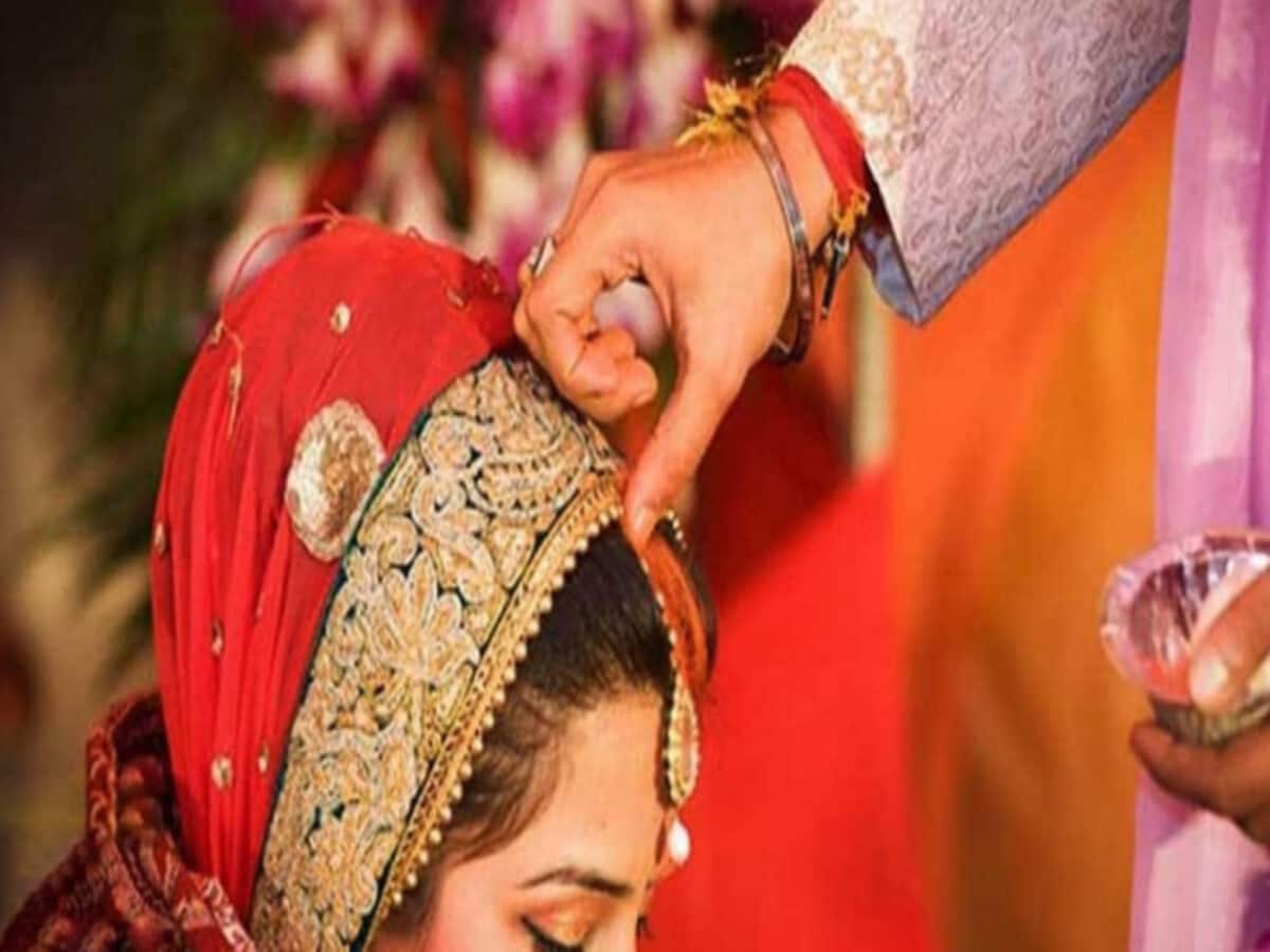 Family Court said It is a wife duty to Wearing Sindoor It Shows She Is Married – मांग में सिंदूर लगाना एक पत्नी की ड्यूटी है, महिला से बोला कोर्ट Family Court said It is a wife duty to Wearing Sindoor It Shows She Is Married – मांग में सिंदूर लगाना एक पत्नी की ड्यूटी है, महिला से बोला कोर्ट