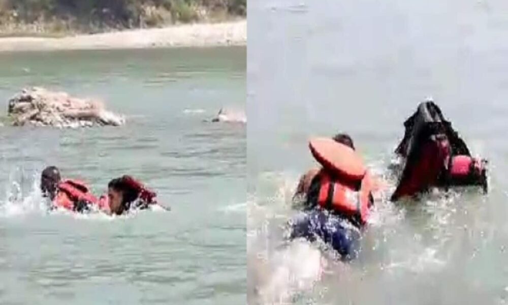 गंगा नदी का जलस्तर बढ़ने से टापू पर फंसे पर्यटक; VIDEO में देखें खौफनाक मंजर
