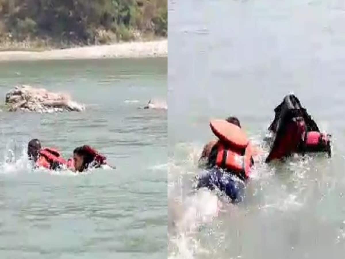 गंगा नदी का जलस्तर बढ़ने से टापू पर फंसे पर्यटक; VIDEO में देखें खौफनाक मंजर गंगा नदी का जलस्तर बढ़ने से टापू पर फंसे पर्यटक; VIDEO में देखें खौफनाक मंजर