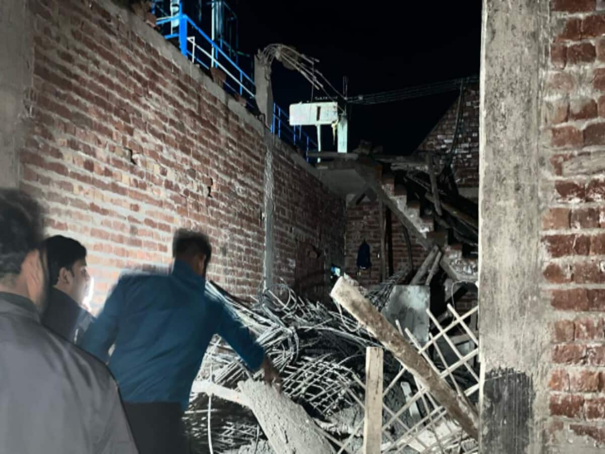 गाजियाबाद में निर्माणाधीन फैक्टरी का लेंटर गिरने से एक मजदूर की मौत, दो घायल; परिजनों का हंगामा गाजियाबाद में निर्माणाधीन फैक्टरी का लेंटर गिरने से एक मजदूर की मौत, दो घायल; परिजनों का हंगामा
