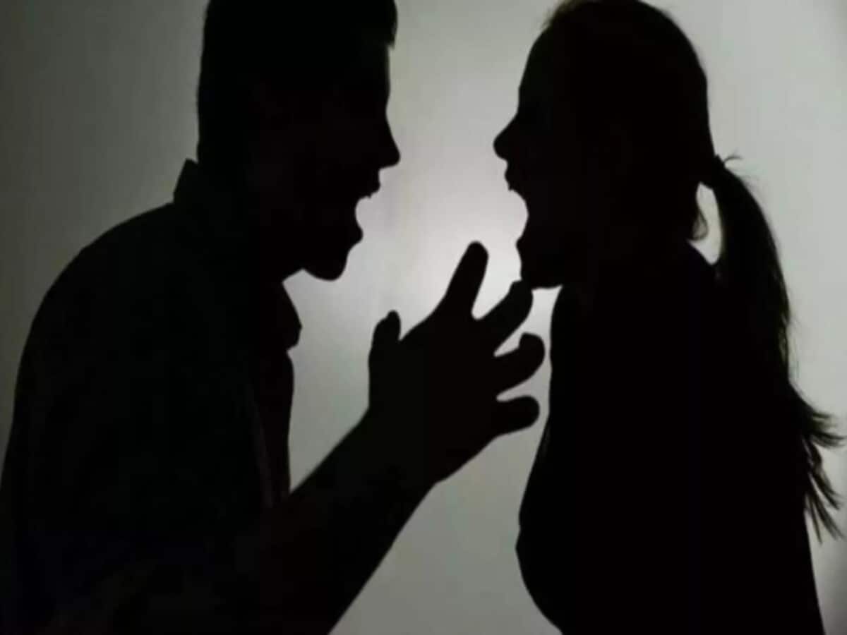 सिपाही के घर में प्रमिका का हाई वोल्टेज ड्रामा, शादी से इनकार पर नाराज, सिलेंडर में लगाई आग सिपाही के घर में प्रमिका का हाई वोल्टेज ड्रामा, शादी से इनकार पर नाराज, सिलेंडर में लगाई आग