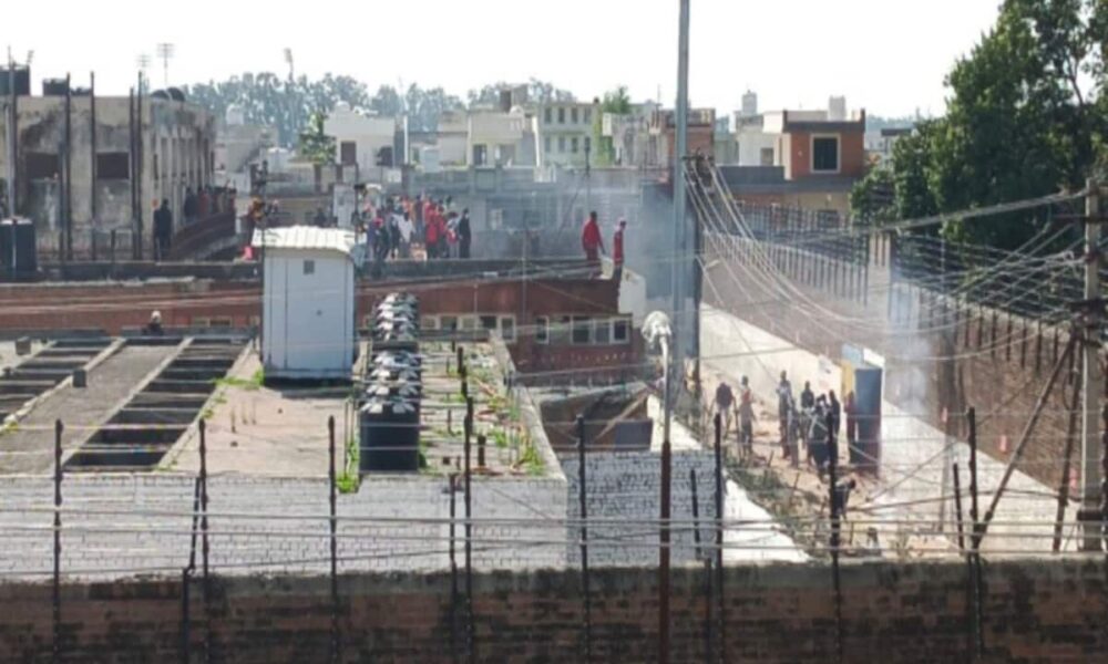 गुरदासपुर सेंट्रल जेल में कैदियों ने जमकर काटा बवाल, पुलिसवालों पर फेंके ईंट-पत्थर; बुलानी पड़ी CRPF