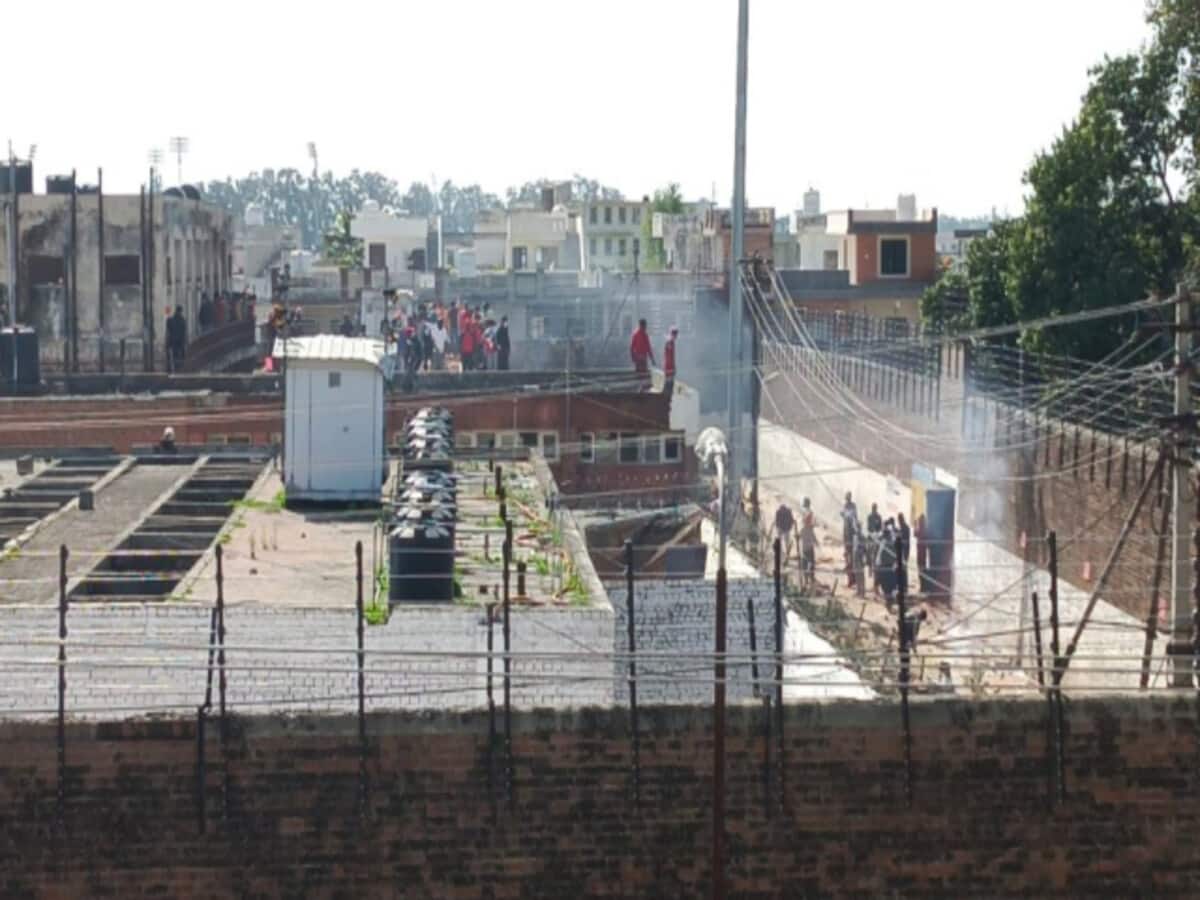 गुरदासपुर सेंट्रल जेल में कैदियों ने जमकर काटा बवाल, पुलिसवालों पर फेंके ईंट-पत्थर; बुलानी पड़ी CRPF