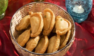 नारियल की गुजिया से लेकर खस्ता कचौड़ी तक, इस होली बनाएं मजेदार स्नैक्स
