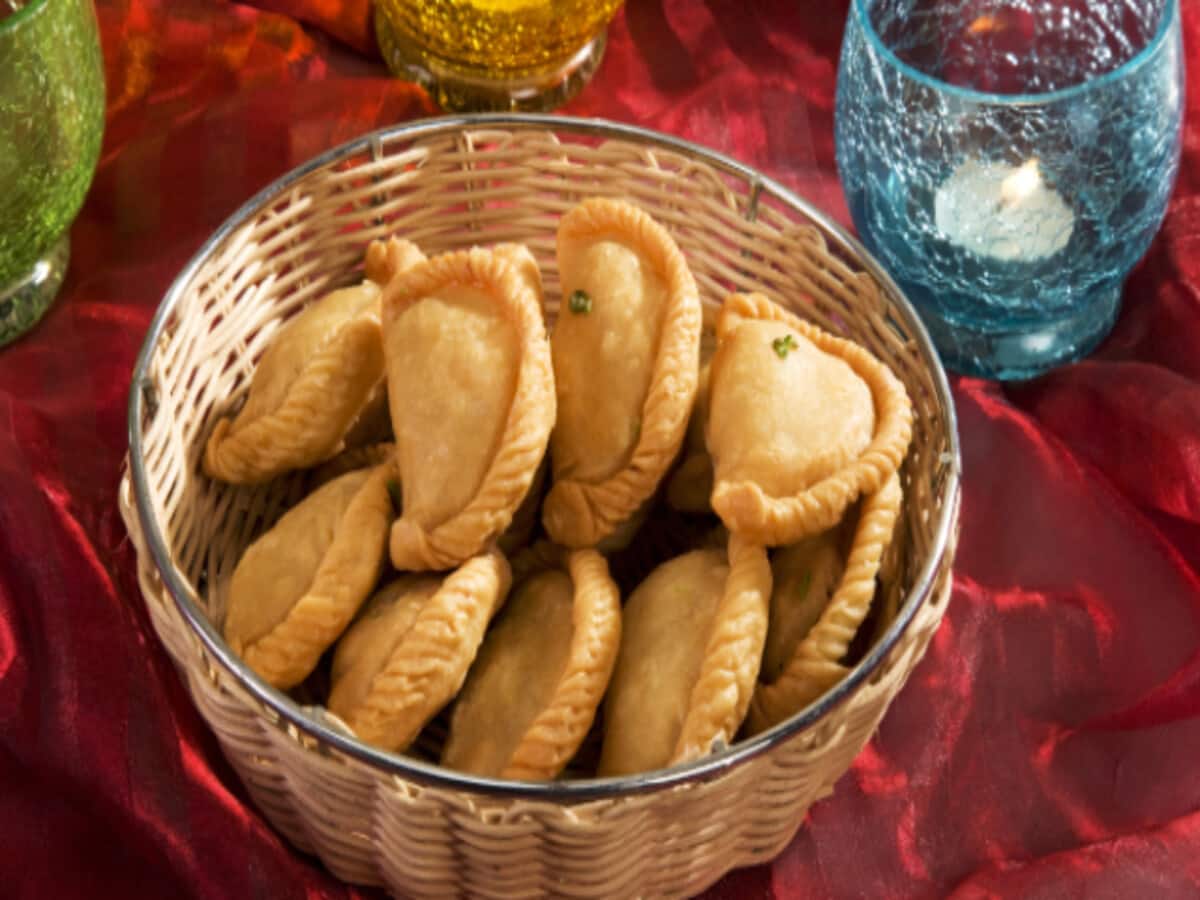 नारियल की गुजिया से लेकर खस्ता कचौड़ी तक, इस होली बनाएं मजेदार स्नैक्स नारियल की गुजिया से लेकर खस्ता कचौड़ी तक, इस होली बनाएं मजेदार स्नैक्स