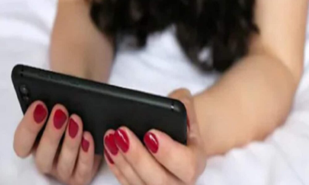वीडियो कॉल करने वाली लड़की दिखाने लगी प्राइवेट पार्ट्स, 70 साल के बुजुर्ग को गंवाने पड़े लाखों रुपए