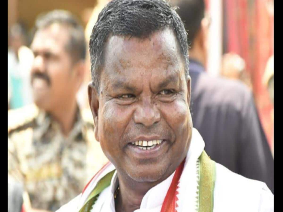Loksabha election congress fielded former minister and MLA Kawasi Lakhma on Bastar seat swapping sitting MP Deepak Baij Loksabha election congress fielded former minister and MLA Kawasi Lakhma on Bastar seat swapping sitting MP Deepak Baij